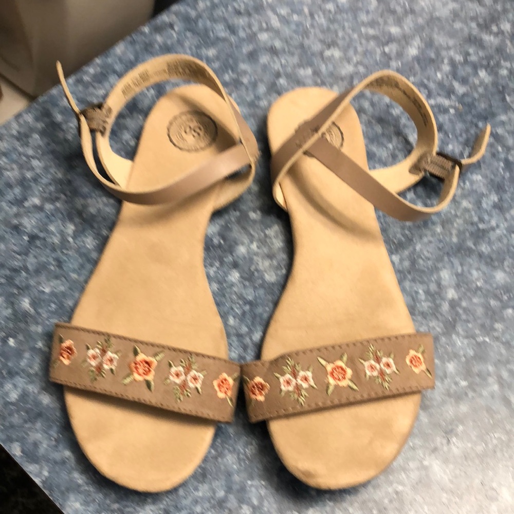Cute flat sandals, tan with floral embroidery, S 7.5